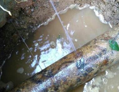 弋江楼顶渗水维修公司分享下地暖漏水的原因及检测方法。